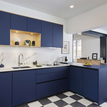 Una cocina en azul marino y madera